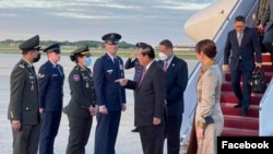 លោក​នាយករដ្ឋមន្រ្តី ហ៊ុន សែន ​នៃ​ប្រទេស​កម្ពុជា បាន​ធ្វើ​ដំណើរ​មក​ដល់​អាកាសយានដ្ឋាន​យោធា Joint Base Andrews Airport​ នៅ​ជាយ​រដ្ឋធានី​វ៉ាស៊ីនតោន កាល​ពី​ល្ងាច​ថ្ងៃ​ទី​១០ ខែ​ឧសភា ឆ្នាំ​២០២២។ (ហ្វេសប៊ុក/ទូរទស្សន៍​ជាតិ​កម្ពុជា)