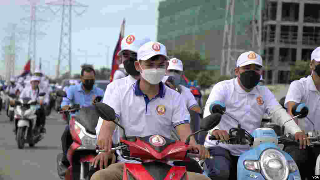 គណបក្ស​ប្រជាជន​កម្ពុជាចាប់​ផ្តើម​ហែ​ក្បួន​ឃោសនា​ការបោះ​ឆ្នោត​ថ្ងៃ​ដំបូង​នៅ​ផ្លូវ​៦០ម៉ែត្រ​ នៅ​រាជធានី​ភ្នំពេញ​ ថ្ងៃទី​២១ ខែឧសភា​ ឆ្នាំ២០២២។ (លាស់ លីប​លីប/វីអូអ)