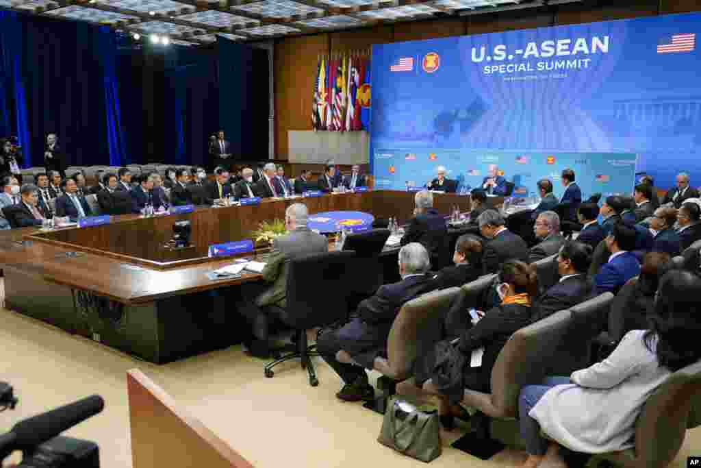 ប្រធានាធិបតីសហរដ្ឋអាមេរិកលោក Joe Biden ចូលរួមកិច្ចប្រជុំកំពូលពិសេសអាមេរិក-អាស៊ាន ដើម្បីរំលឹកខួប ៤៥ ឆ្នាំនៃទំនាក់ទំនងរវាងសហរដ្ឋអាមេរិកនិងអាស៊ាន នៅក្រសួងការបរទេសអាមេរិក ក្នុងរដ្ឋធានីវ៉ាស៊ីនតោន ថ្ងៃទី ១៣ ខែឧសភា ឆ្នាំ ២០២២។