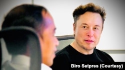 CEO SpaceX Elon Musk menyambut Jokowi di Gedung Stargate SpaceX. Keduanya melakukan pertemuan sebelum mengunjungi fasilitas SpaceX. 