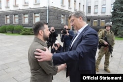 Predsednik Vlade Hrvatske Andrej Plenković rukuje se sa predsednikom Ukrajine Volodimirom Zelenskim, tokom posete Kijevu, 8. maja 2022. (Foto: Sajt Vlade Republike Hrvatske)