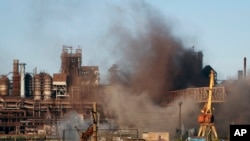 Dim iznad čelićane Azovstal u Marijupolju, 7. maj 2022 (Foto: AP/Alexei Alexandrov)