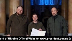 乌克兰总统泽连斯基在乌克兰加入欧盟的申请书上签字（2022年2月28日）