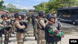 Personel TNI POLRI berbaris di Pos Komando Taktis Operasi Madago Raya saat kunjungan Panglima TNI Andika Perkasa, Jumat (13/5) (Foto: VOA/ Yoanes Litha)