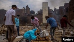 Fotograf Rojtersa Današ Sidiki, koji je ubijen prošlog jula u Avganistanu, posthumno je osvojio Pulicerovu nagradu za fotografije posledica pandemije kovida 19 u Indiji. 