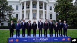 ប្រធានាធិបតី​សហរដ្ឋ​អាមេរិក​លោក Joe Biden និង​មេដឹកនាំ​នៃ​បណ្តា​ប្រទេស​សមាជិក​សមាគម​អាស៊ាន ថត​រូប​ជុំ​គ្នា​នៅ​សួន​ខាង​ត្បូង​នៃ​សេតវិមាន​ក្នុង​រដ្ឋធានី​វ៉ាស៊ីនតោន កាល​ពី​ថ្ងៃ​ទី​១២ ខែ​ឧសភា ឆ្នាំ​២០២២។