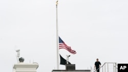 白宫降半旗向德克萨斯州尤瓦尔迪的罗布小学枪击案罹难者致哀。（2022年5月24日）
