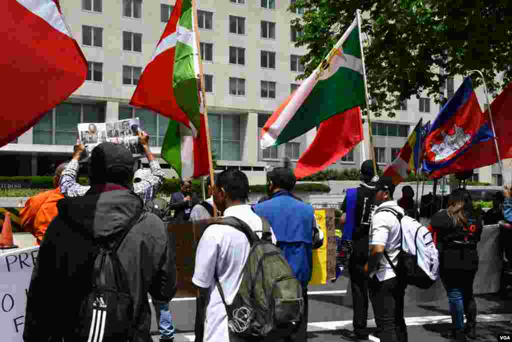 បាតុករ​ជួបជុំ​គ្នា​នៅ​ខាងក្រៅ​ក្រសួង​ការបរទេស​សហរដ្ឋ​អាមេរិក រដ្ឋធានី​វ៉ាស៊ីនតោន ថ្ងៃទី ១២ ខែឧសភា ឆ្នាំ២០២២។ (ម៉ែន គឹមសេង/វីអូអេ)