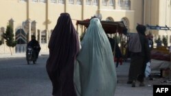 Perempuan yang mengenakan burqa tampak di Kandahar, Afghanistan, pada 7 Mei 2022.