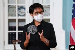 Menlu RI Retno Marsudi berbicara dengan Menlu AS Antony Blinken (tidak tampak) dalam pertemuan di kantor Deplu AS di Washington, DC hari Jumat (13/5).