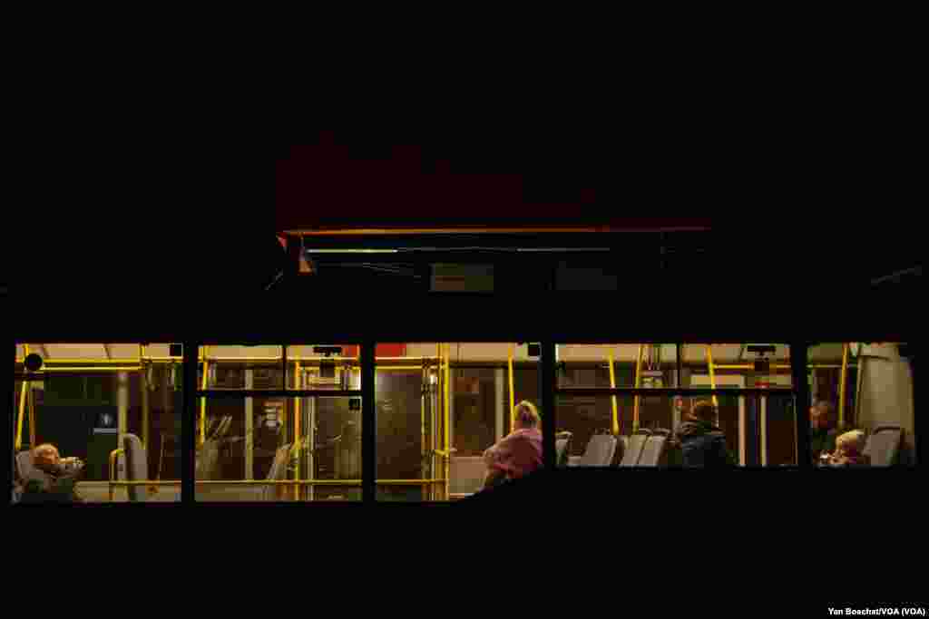 Internally displaced people who left the region around Mariupol wait in a bus to be taken to hotels and shelters in Zaporizhzhia, May 4, 2022. (Yan Boechat/VOA) 