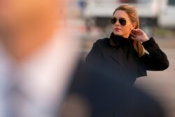 Penasihat Presiden Donald Trump, Hope Hicks, tiba di Bandara Internasional Reno-Tahoe di Reno, Nevada, 12 September 2020. Hicks dinyatakan positif terinfeksi Covid-19.