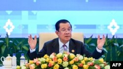 លោក​នាយករដ្ឋមន្ត្រី​ ហ៊ុន សែន ថ្លែង​សុន្ទរកថា​ក្នុង​សន្និសីទ​សារព័ត៌មាន​មួយ​នៅ​ក្នុង​ពិធី​បិទ​កិច្ចប្រជុំ​កំពូល​អាស៊ាន​លើក​ទី ៤០ និង​លើក​ទី ៤១ នៅ​រាជធានី​ភ្នំពេញ ថ្ងៃទី ១៣ ខែវិច្ឆិកា ឆ្នាំ២០២២។ 