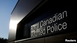 Logo dari kepolisian Royal Canadian Mounted Police (RCMP) terlihat pada markas kepolisian tersebut yang terletak di Surrey, British Columbia, dalam foto yang diambil pada 5 Desember 2017. (Foto: Reuters/Ben Nelms)