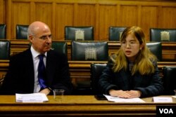 多年来推动《马格尼茨基法》的金融家布劳德（Bill Browder，图左）与“重光团队”团队成员Venus （图右）（美国之音/郑乐捷）