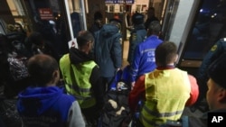 从乌克兰南部赫尔松撤离的救护人员和志愿者抬着一名老年撤离者抵达克里米亚。（2022年11月10日）