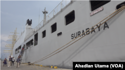 KRI Surabaya bersandar di Pelabuhan Benoa Bali, Minggu (13/11). (Foto: VOA/Ahadian Utama)