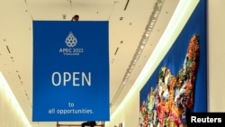 2022年11月10日，工人们在诗丽吉王后国家会议中心悬挂2022年APEC峰会的横幅。（路透社照片）