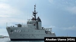 KRI Soputan, salah satu dari 14 kapal perang TNI AL yang disiagakan di perairan Bali selama pelaksanaan KTT G20 pada pekan ini, Minggu (13/11). (Foto: VOA/Ahadian Utama)