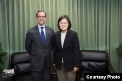 2015年，美国前白宫国安会亚洲资深主任麦艾文会见民进党主席暨总统候选人蔡英文(台湾民进党提供)