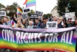 Aktivis dan pendukung LGBTQ memblokir jalan di luar Mahkamah Agung AS saat mendengarkan argumen dalam kasus besar hak-hak LGBT di Washington, AS, 8 Oktober 2019. (Foto: REUTERS)