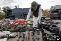 Oružje i oprema zaplenjeni u operaciji u selu Banjska (Foto: AP Photo/Visar Kryeziu)