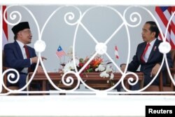Perdana Menteri Malaysia Anwar Ibrahim bersama Presiden Indonesia Joko Widodo di Istana Kepresidenan RI di Bogor, 9 Januari 2023. (REUTERS/Willy Kurniawan)