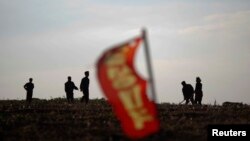 북한 황해남도의 한 협동농장에서 일하는 농장원들. (자료사진)