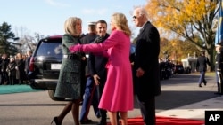 Presiden Joe Biden dan ibu negara Jill Biden menyambut Presiden Prancis Emmanuel Macron dan istrinya Brigitte Macron dalam Upacara Kedatangan Negara di South Lawn Gedung Putih di Washington, Kamis, 1 Desember 2022. (AP Photo/Andrew Harnik)