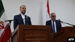 Menteri Luar Negeri Iran Hossein Amir-Abdollahian (kiri) dan Menlu Lebanon Abdallah Bou Habib memberikan konferensi pers bersama di Beirut, Lebanon hari Jumat, 13 Januari 2023.
