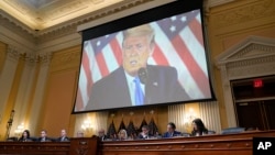 វីដេអូ​របស់​អតីត​ប្រធានាធិបតី​សហរដ្ឋ​អាមេរិក​លោក Donald Trump កំពុង​បង្ហាញ​នៅ​លើ​ផ្ទាំង​ស ខណៈ​ដែល​គណៈកម្មាធិការ​សភា​ស៊ើបអង្កេត​លើ​ករណី​វាយប្រហារ​នៅ​វិមាន​សភា​ ថ្ងៃទី ១៩ ខែធ្នូ ឆ្នាំ២០២២។ 