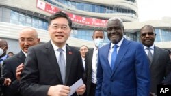 Menlu China Qin Gang bersama Ketua Komisi Uni Afrika Moussa Faki Mahamat di Addis Ababa, Rabu (11/1).