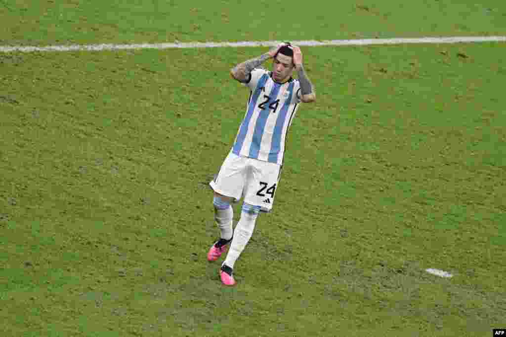 Milieu ya Argentine #24 Enxo Fernandez nsima na kozanga kotia na bobeti mongete na suka ya match na Pays-Bas na 1/4 ya Mondial Qatar 2022 na stade Lusail, Doha, 9 décembre 2022. (Photo by PATRICIA DE MELO MOREIRA / AFP)
