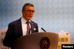 前北约秘书长拉斯穆森在台北举行的记者会上讲话。（2023年1月5日）