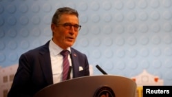 前北约秘书长拉斯穆森在台北举行的记者会上讲话。(2023年1月5日)