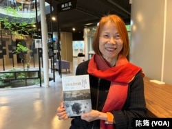 台湾中研院生物医学科学研究所兼任研究员何美乡博士最近出版一本新书《从一个没有名字的病开始》。(美国之音记者陈筠摄)