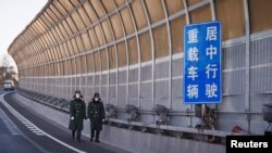 中国武警士兵在北京街头巡逻。（2022年12月1日）