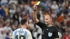 Wasit Spanyol Antonio Mateu Lahoz mengganjar pemain depan Argentina Lionel Messi sebuah kartu kuning saat laga perempat final Piala Dunia Qatar 2022 antara Belanda dan Argentina di Stadion Lusail, utara Doha, 9 Desember 2022. (Foto: Alberto PIZZOLI/AFP )