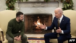 美国总统拜登和乌克兰总统泽连斯基在白宫椭圆形办公室交谈。(2022年12月21日)