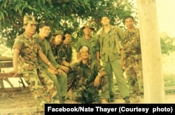 រូបថត​ដែល​ត្រូវ​បាន​ផ្សាយ​ក្នុង​ទំព័រ​ហ្វេប៊ុក​លោក Nate Thayer កាល​ពី​ថ្ងៃ​ទី​៣ ខែ​កញ្ញា ឆ្នាំ​២០១៨​នេះ បង្ហាញ​លោក Nate Thayer និង​មិត្ត​ភក្តិ​គឺ​លោក David McKaige និង Term ​នៅ​តំបន់​កាន់កាប់​ដោយ​ខ្មែរក្រហម​នៅ​ឆ្នាំ​១៩៩០។ ចំណង​ជើងដែល​ត្រូវ​បោះពុម្ព​ជាមួយ​នឹង​រូបថតនេះបាន​សរសេរ​ថា៖ «ពេល​នោះ លោក David McKaige ដែល​ជា​អ្នក​ថតរូប​របស់​ទីភ្នាក់ងារ​ព័ត៌មាន Visnews (I) និង เติมพันธ์ รักษ์สแตมป์ (Term) គឺ​បុរស​ថៃ​ដែល​ខ្ពស់​ជាង​គេ (អង្គុយ​បត់ជើង) រូប​ខ្ញុំ និង​មិត្ត​ភក្តិ​មួយ​ចំនួន​ទៀត នៅ​ក្នុង​ការ​បោះ​ជំរំគ្រោះថ្នាក់​មួយ​នៅ​តំបន់​គ្រប់គ្រង​ដោយ​ខ្មែរ​ក្រហម​ក្នុង​ប្រទេស​កម្ពុជា នៅ​ឆ្នាំ​១៩៩០។» (Facebook/Nate Thayer)