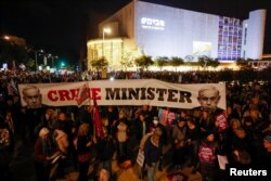 Orang-orang berdemonstrasi menentang pemerintah sayap kanan yang dipimpin oleh Perdana Menteri Benjamin Netanyahu, di Lapangan Habima di Tel Aviv, Israel, 7 Januari 2023. (Foto: REUTERS/Amir Cohen)