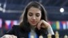 Sara Khadem dari Iran bermain melawan Olga Girya dari Rusia. Sara mendapatkan peringatan untuk tidak kembali ke Iran karena berkompetisi tanpa hijab di turnamen internasional di Kazakhstan. (Foto: REUTERS/Pavel Mikheyev)