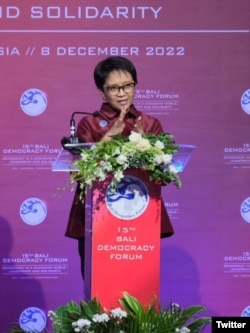 Menlu RI Retno Marsudi memberikan sambutan dalam Konferensi Internasional tentang Pendidikan untuk Perempuan Afghanistan, 8 Desember 2022. (Twitter/@Menlu_RI)