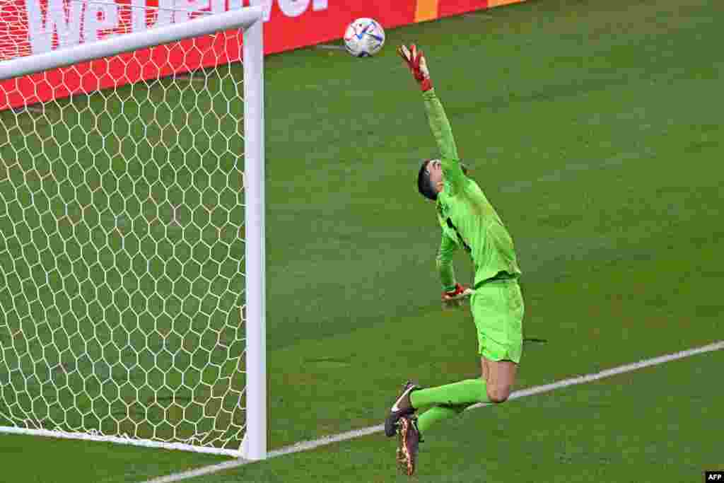 Moyambi ya Eatats-Unis #01 Matt Turner atindiki ndembo likolo na match na Pays-Bas na 8e ya Mondial Qatar 2022 na stade Khalifa, Doha, 3 décembre 2022. (Photo by Raul ARBOLEDA / AFP)