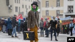 当地民众在瑞士达沃斯世界经济论坛场地外示威,要求向富人征收气候税。(2023年1月15日)