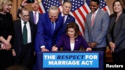 Predsedavajuća Predstavničkog doma Kongresa Nensi Pelosi potpisuje "Zakon o poštovanju braka" zajedno sa kolegama članovima Kongresa, Kapitol Hil, Vašington, 8. decembar 2022. (Foto: Rojters / Evelin Hokstin)