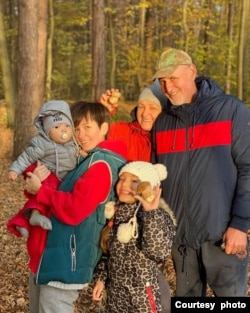 Istri Benni, Tania, beserta kedua anak dan orang tua Tania (dok: Benni Sitanggang)