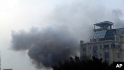 Asap mengepul dari sebuah hotel tempat ledakan dan tembakan terjadi di Kabul, ibu kota Afghanistan, Senin, 12 Desember 2022. (AP)