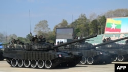 2023年1月4日是缅甸独立75周年纪念日。缅甸军方举行庆祝集会。图为缅甸军方坦克参加阅兵仪式。