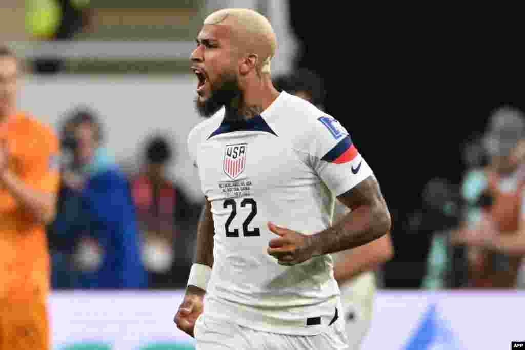 Défenseur Etats-Unis #22 DeAndre Yedlin asepeli nsima na attaquant ya Etats-Unis #19 Wright (amonani te) kotia mongete na match na Pays-BAs na 8e ya Mondial Qatar 2022, stade Khalifa, Doha, 3 décembre 2022. (Photo by Alberto PIZZOLI / AFP)